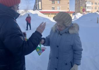 С праздником, милые дамы!